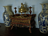 [伝統的知識人の家にある祭壇と香炉の画像]