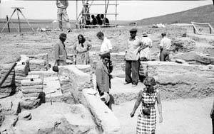 テル・サラサート2号丘発掘現場を訪れた英国の調査団(1956年)