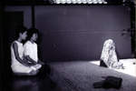 日本庭園の縁側で正座する女性二人