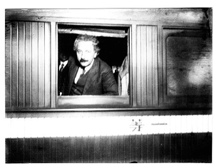 東京駅頭でのアインシュタイン