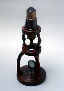 日本で作られた木製カルペパー型顕微鏡