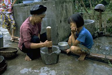 [民家の昼食作りの画像]