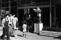 街を歩く子供時代の太一郎氏