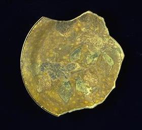 [色絵中皿九谷、17世紀後半附属病院新中央診療棟地区出土、遺跡調査室蔵の画像]