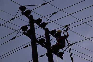 [台風被害にあった電線を修理しているの画像]